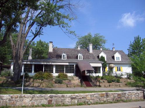Maison Twin Chimney